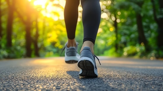 المشي لإنقاص الوزن: نهج فعّال ومتجدد في رحلة اللياقة والصحة