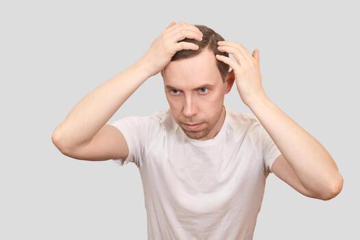 تساقط الشعر للرجال: دراسة شاملة لمسبباته وطرق الوقاية