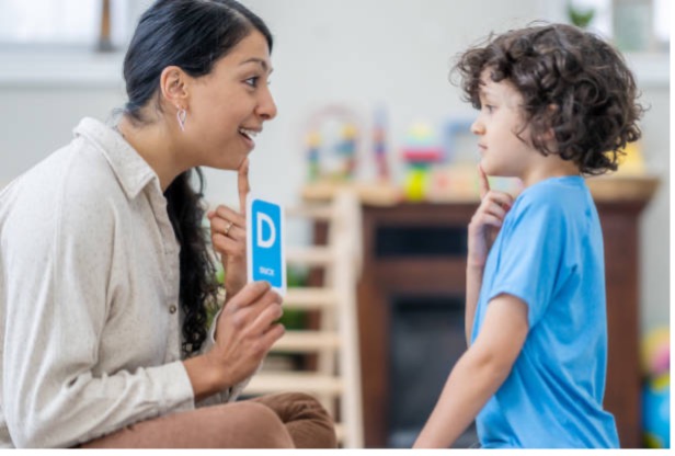 التطور اللغوي لدى الأطفال: رحلة بناء التواصل وفهم العالم