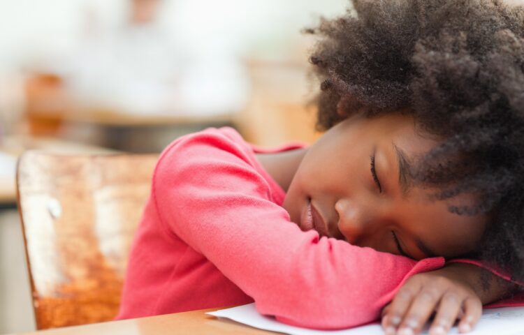 مشاكل النوم عند الأطفال: نظرة شاملة على الأسباب والعلاج والتوجيهات