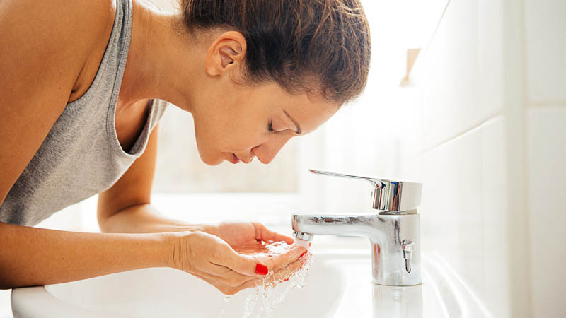 العناية بالبشرة الجافة: دليل شامل ومتجدد لصحة المرأة