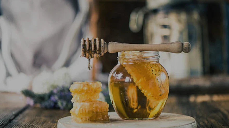 فوائد العسل: نظرة علمية متجددة على قوة الطبيعة في العلاجات الملهمة