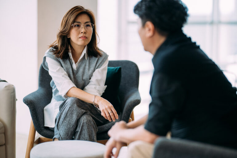كيف تتعامل مع فقدان الهوية والتكيف النفسي بعد الهجرة؟