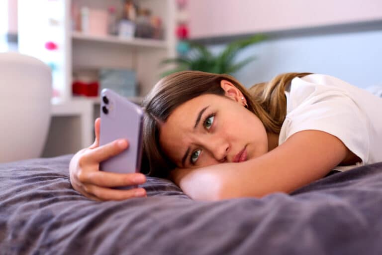 كيف التعامل النفسي مع ضغط الأسرة للزواج المبكر لدى الشابات؟