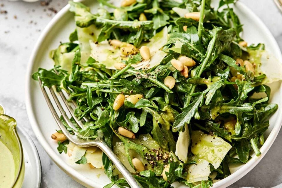 سلطة الجرجير والريحان بزيت الزيتون والليمون