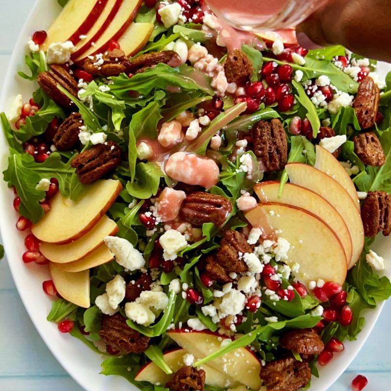 سلطة الجرجير والرمان مع الجبنة قليلة الدسم