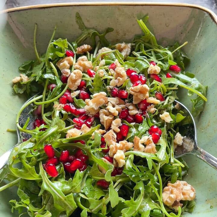 سلطة الجرجير والرمان والجوز مع خل البلسميك لصحة القلب