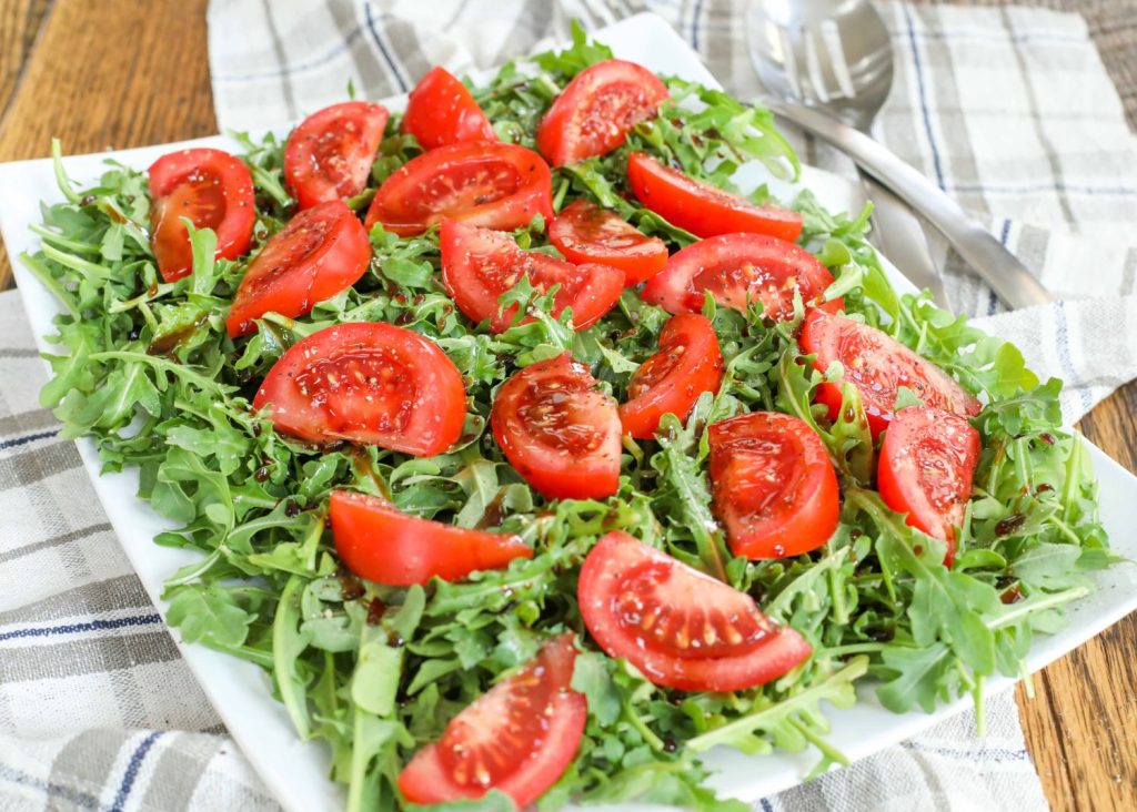 سلطة الجرجير مع الطماطم الكرزية والجبن قليل الدسم