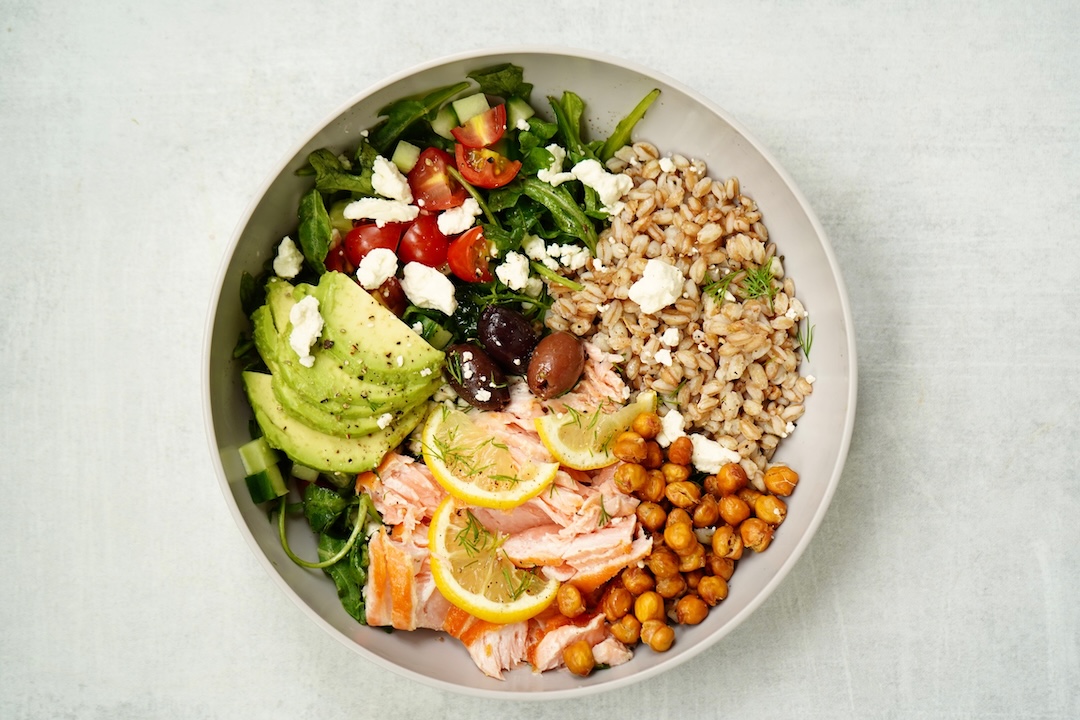 سلطة الجرجير والطماطم والجبنة قليلة الدسم لمرضى السكري