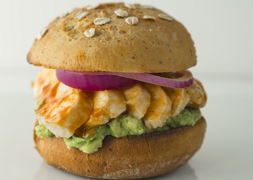 ساندويش الأفوكادو والدجاج المشوي على خبز الحبوب الكاملة