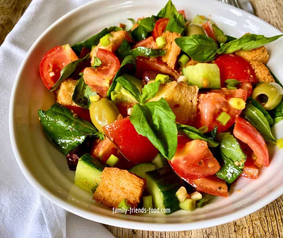 سلطة الأفوكادو والطماطم بزيت الزيتون