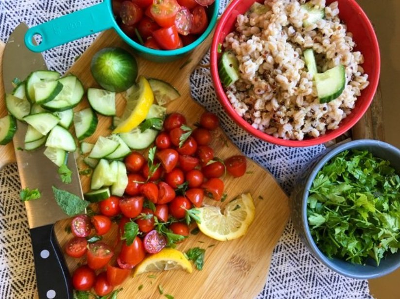 سلطة الأفوكادو والطماطم بزيت الزيتون والليمون