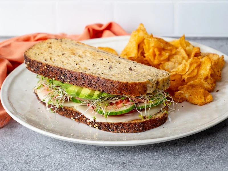 شطيرة الأفوكادو والديك الرومي على خبز الحبوب الكاملة