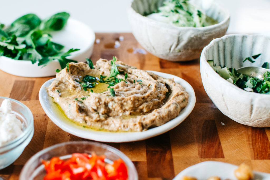 سلطة البابا غنوج مع خبز الحبوب الكاملة