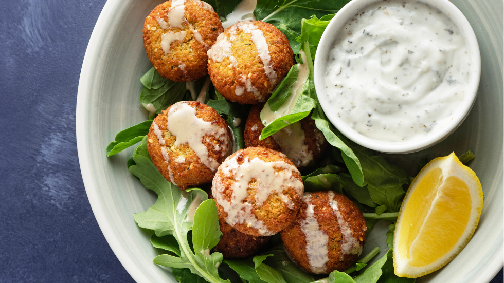 فلافل الحمص المشوية مع صلصة الزبادي والثوم