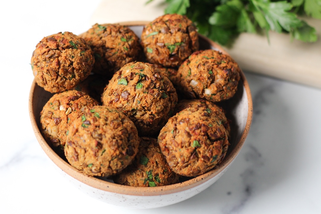 كُرات العدس المخبوزة بالتوابل والريحان