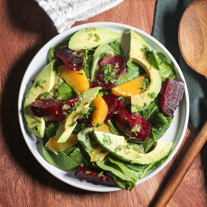 سلطة البنجر والأفوكادو مع صلصة الليمون لمرضى السكري