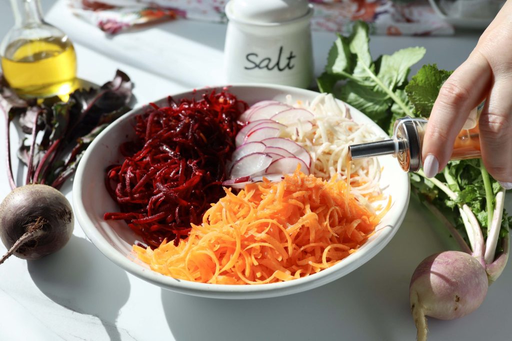 سلطة الشمندر والجزر المبشور مع الخل الطبيعي