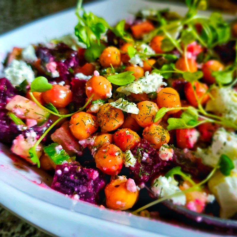 سلطة الشمندر والجزر المبشور بزيت الزيتون والحمص