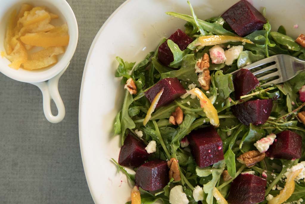 سلطة الشمندر والجوز مع صلصة الليمون