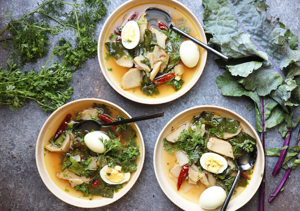 بيض مسلوق مع خبز أسمر وخضروات موسمية