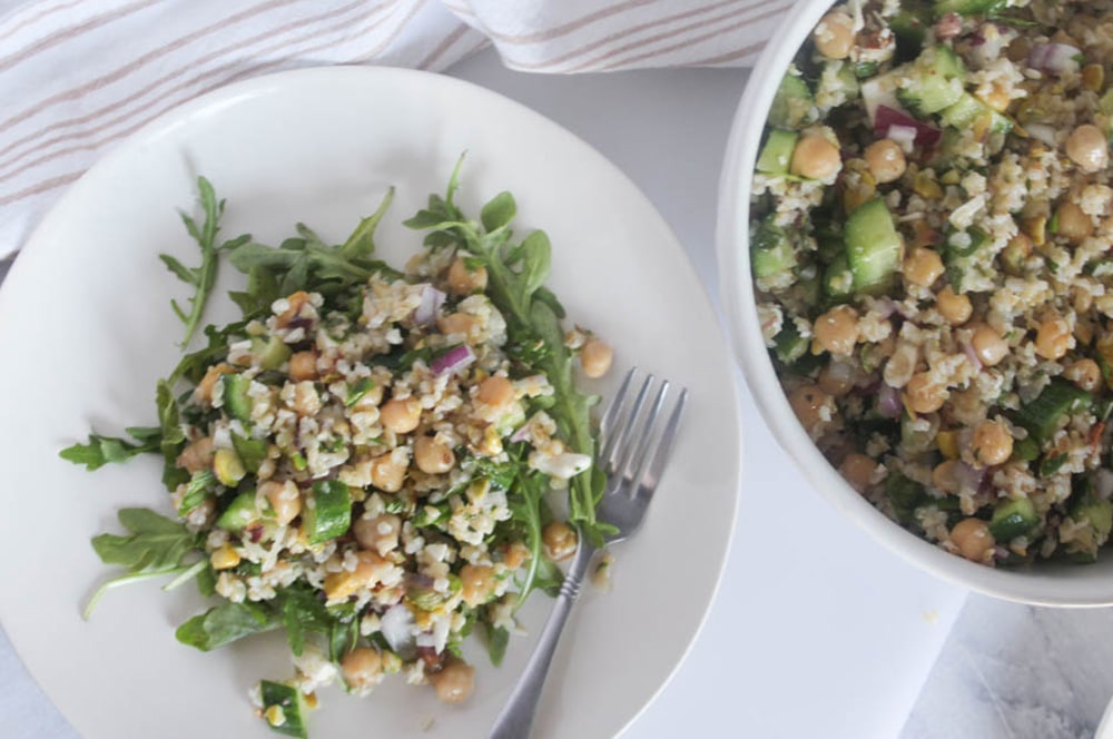 صحن تبولة العدس مع البرغل البني والأعشاب الطازجة