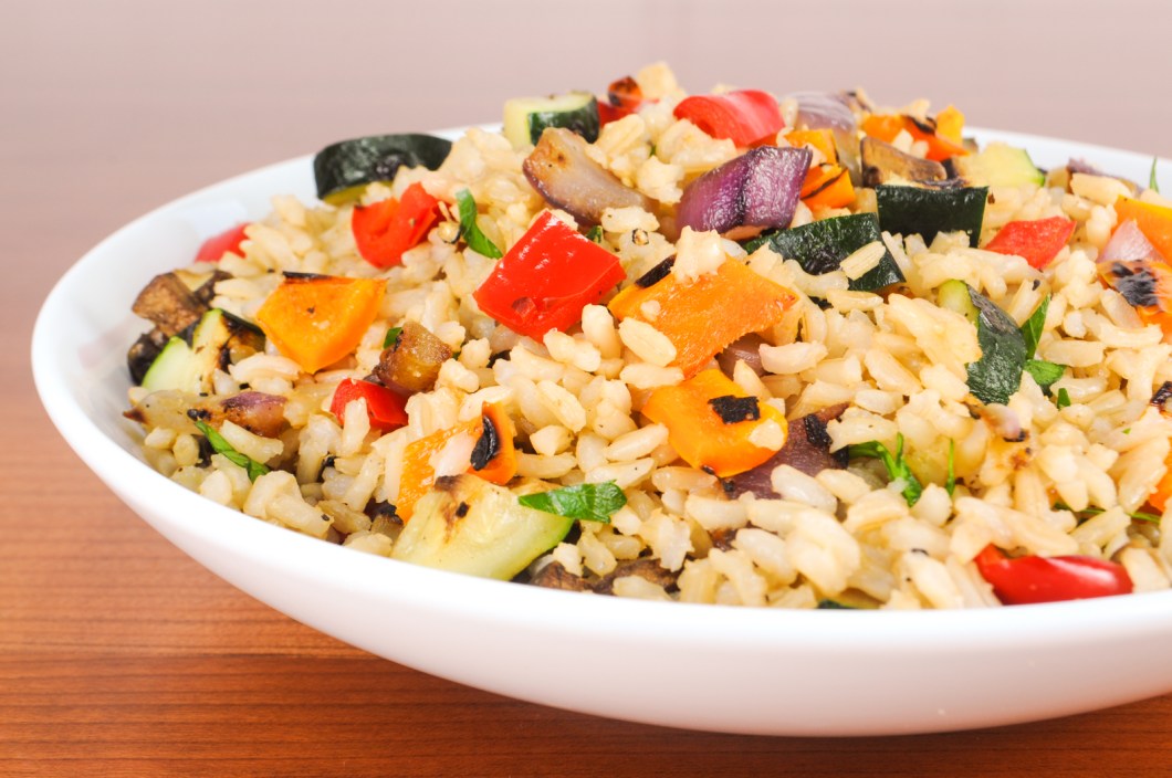سلطة الأرز البني والخضروات المشوية