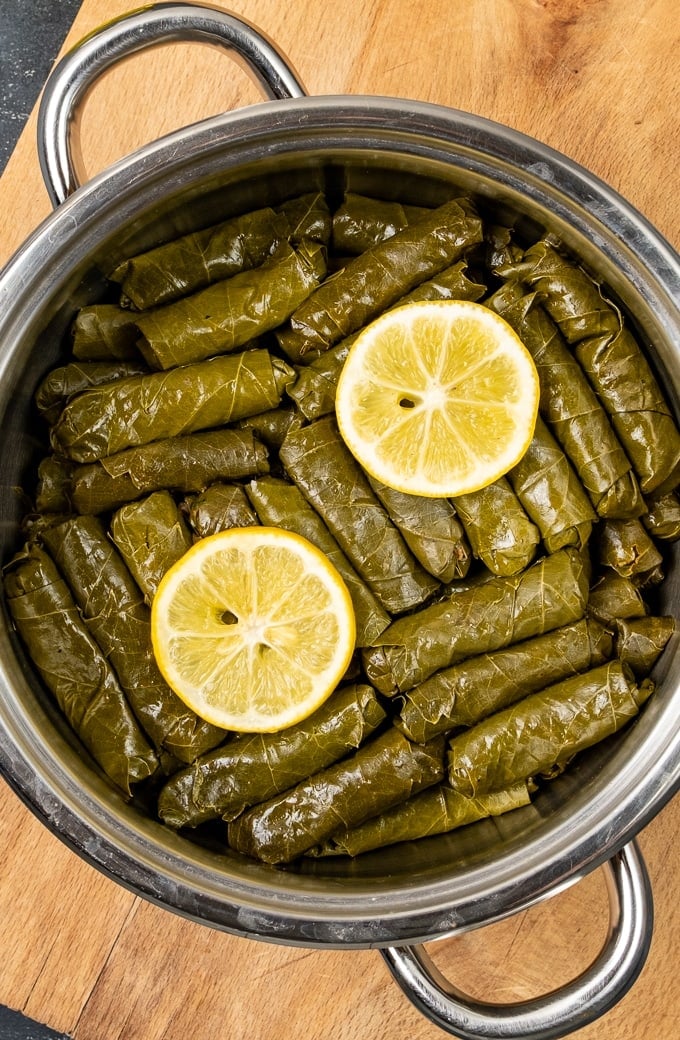 لفائف ورق العنب بالأرز البني والليمون — صحي وسهل بطعم التراث