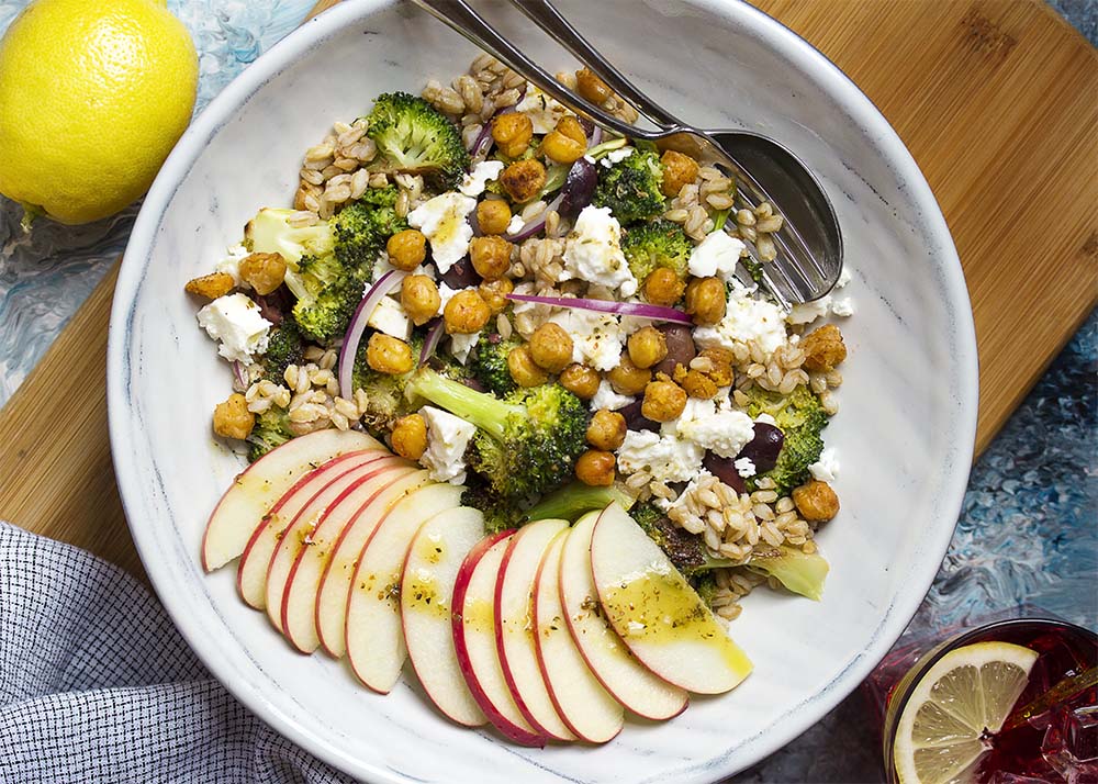 سلطة الأرز البني والفول والخضروات