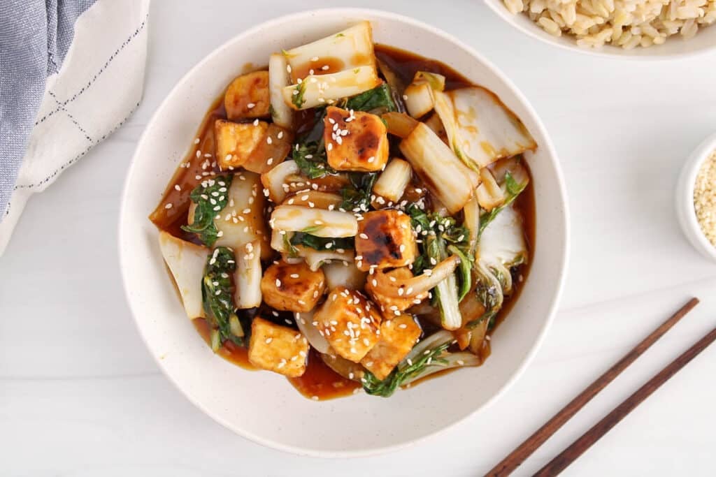 نودلز الأرز البني بالتوفو والخضروات — طبق صحي وسهل ومغذٍّ