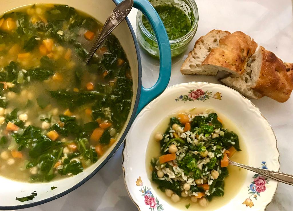 سلطة الأرز البني مع الحمص والخضروات المفرومة