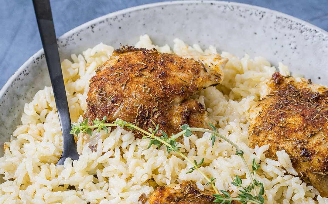 رز بني مع الدجاج والخضروات على البخار