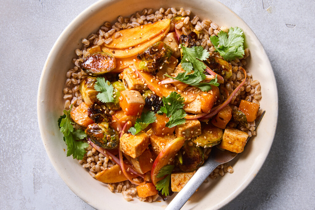 الأرز البني مع الخضروات المشوية والتوفو