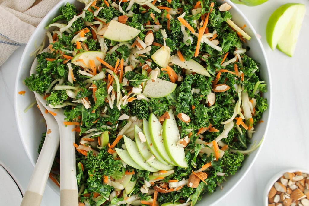 سلطة الكرنب والجزر والتفاح مع صوص الحليب قليل الدسم