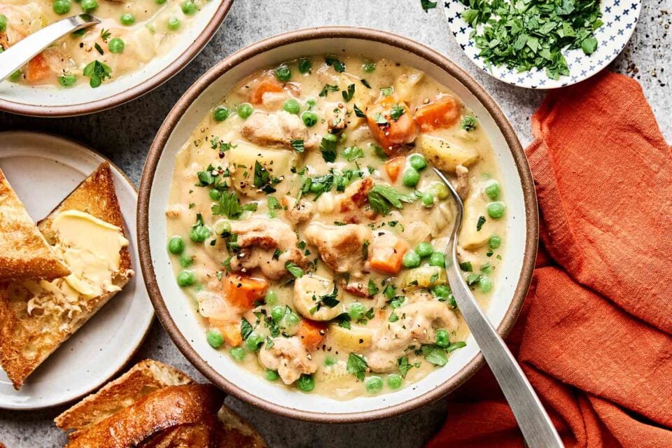 شوربة الكرفس والتفاح بالأعشاب الطازجة