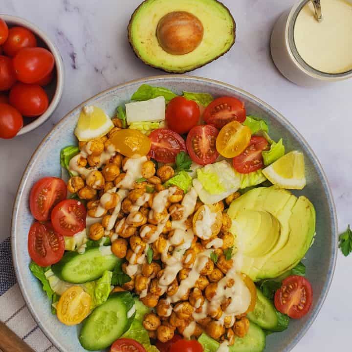 سلطة الحمص والفواكه المجففة مع الطحينية