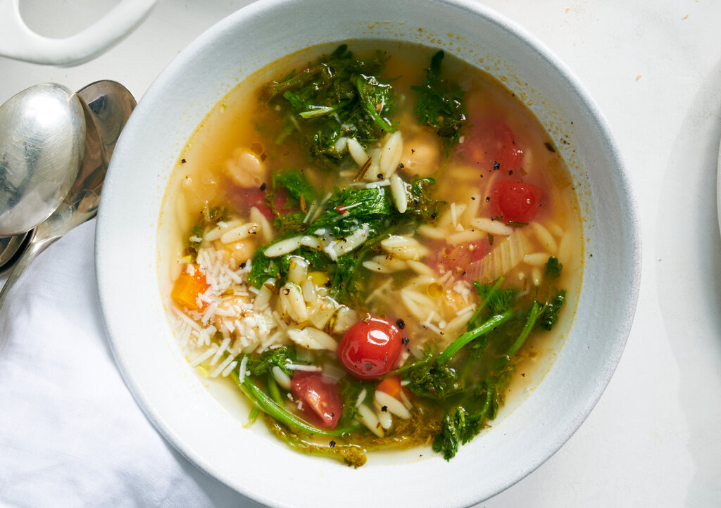 فول بالطماطم والتوابل مع خبز الحبوب الكاملة