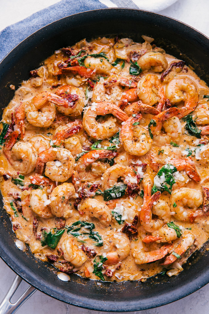 السبانخ المطهو مع الثوم والطماطم المجففة