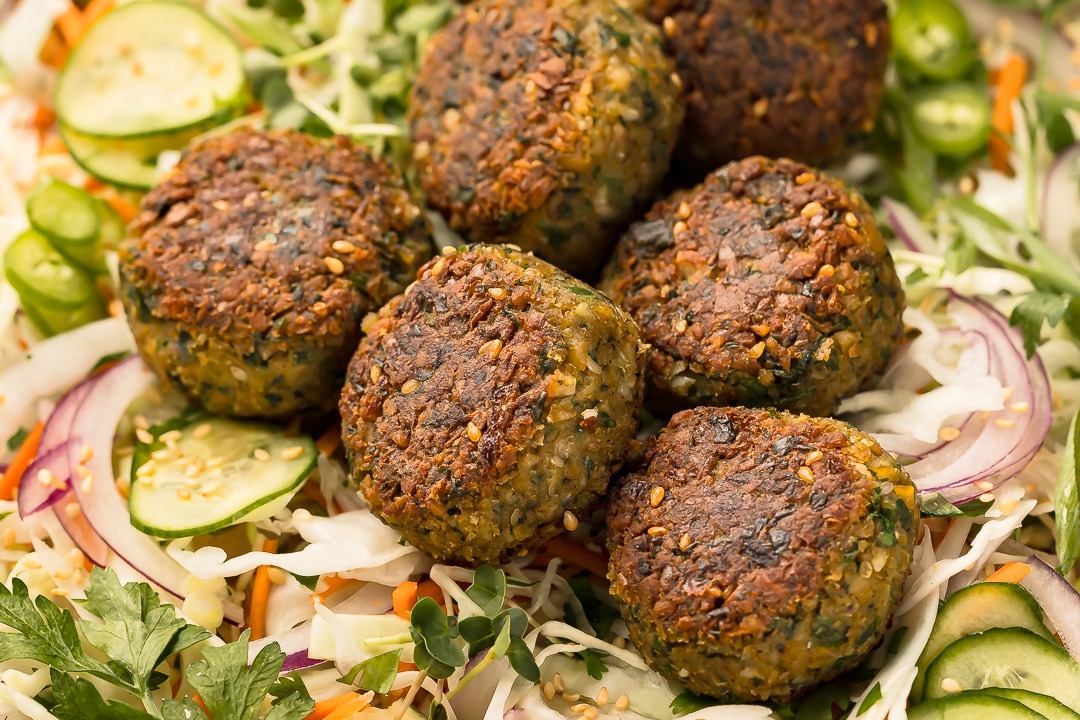 بابا غنوج صحي بالزبادي وخبز الحبوب الكاملة — سهل وأنيق