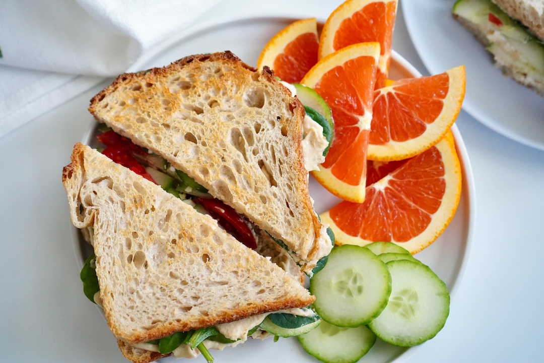 حمص مهروس مع شرائح الخيار وخبز أسمر صحي