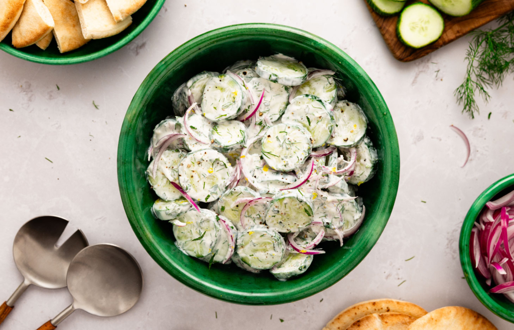 سلطة الخيار واللبن الزبادي مع النعناع