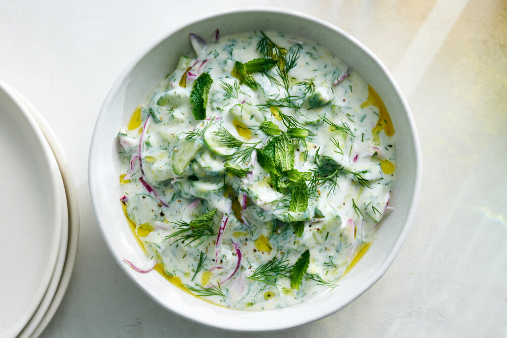 سلطة الخيار والزبادي مع النعناع الطازج