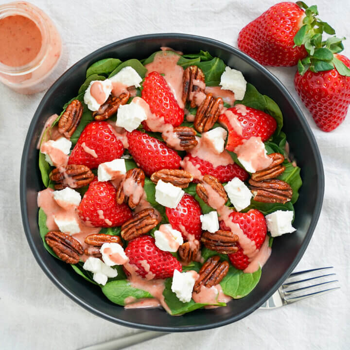 سلطة شرقية بالرمان والصنوبر وزيت الزيتون