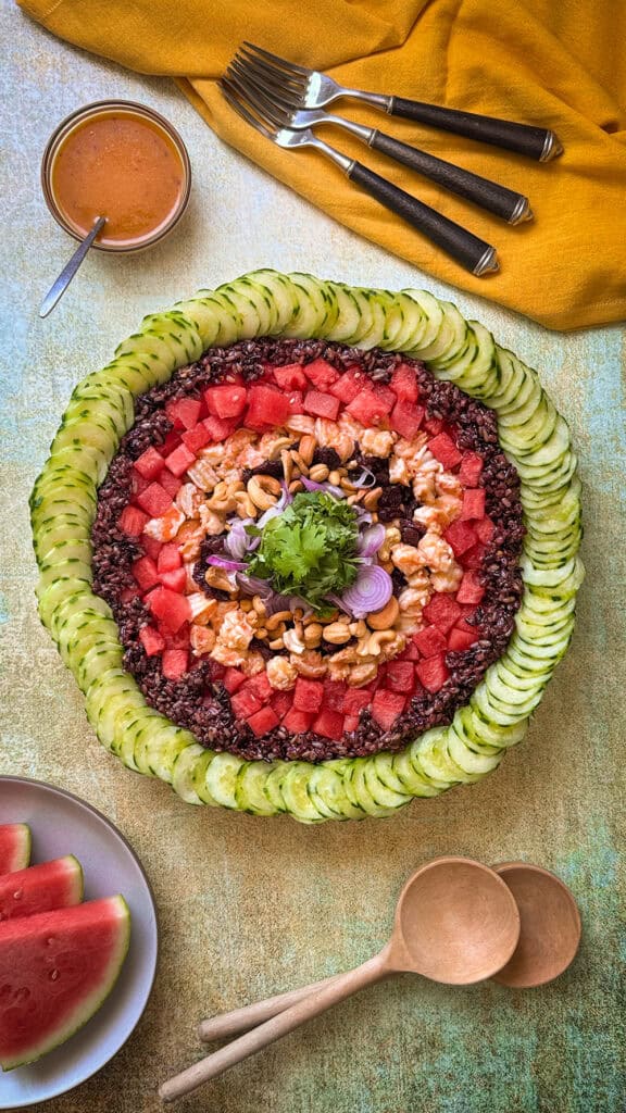 سلطة الفواكه الطازجة والحبوب الكاملة