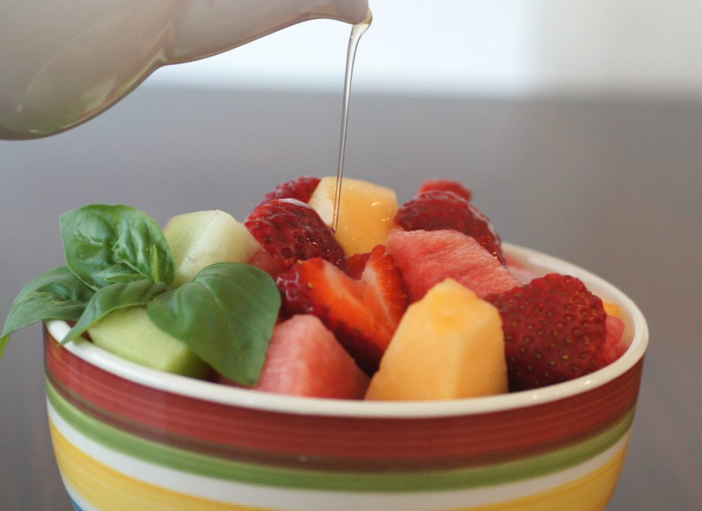 سلطة الفاكهة الطازجة مع الزنجبيل والعسل الطبيعي