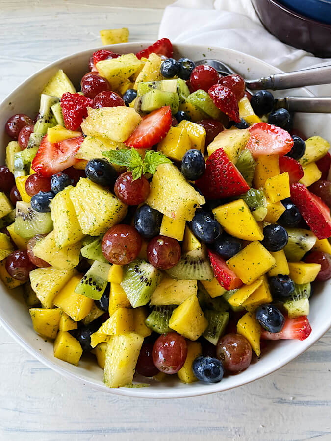 سلطة الفواكه الطازجة مع العسل والنعناع