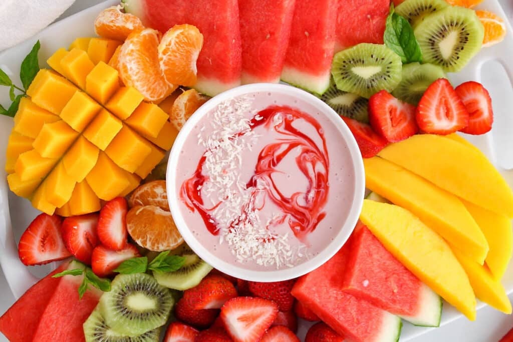 سلطة الفواكه الطازجة مع الزبادي قليل الدسم