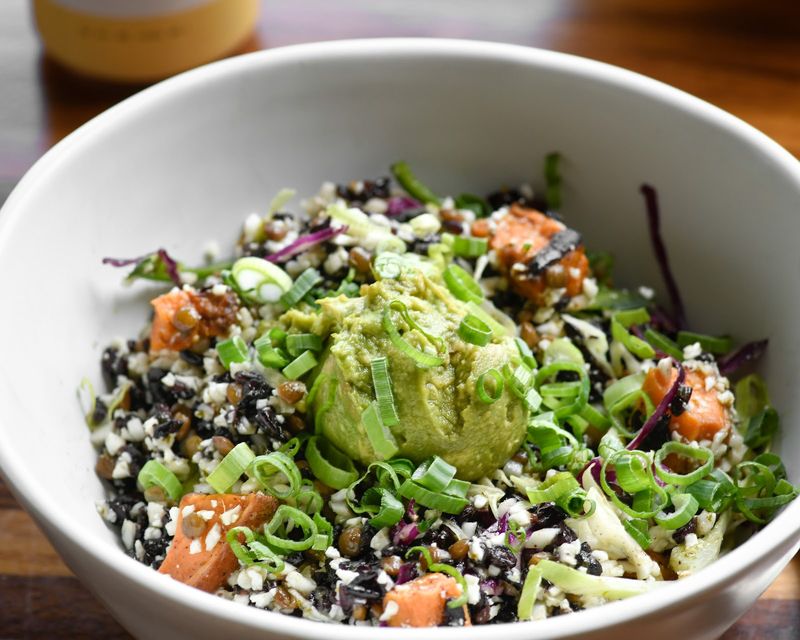 سلطة العدس والخضروات الطازجة