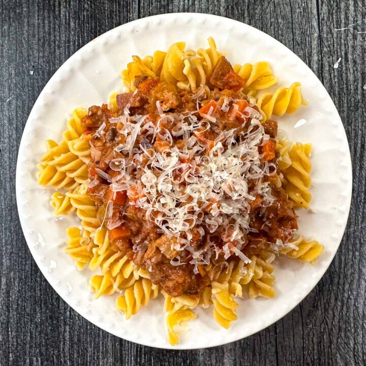 صلصة نباتية طازجة مع معكرونة الحبوب الكاملة