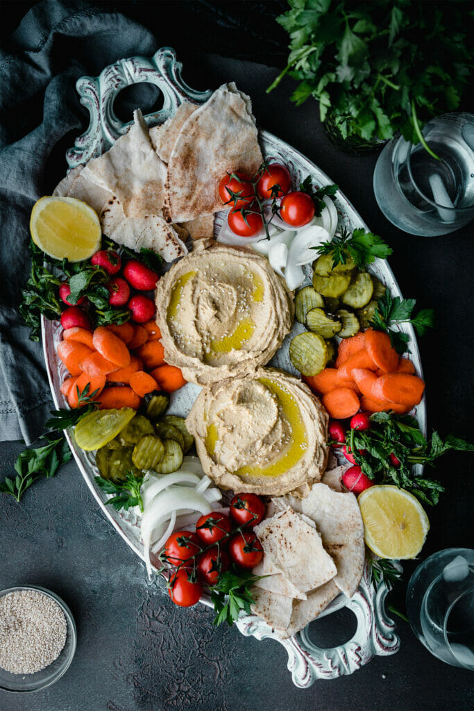 مقبلات الحمص بالطماطم والأعشاب الطازجة